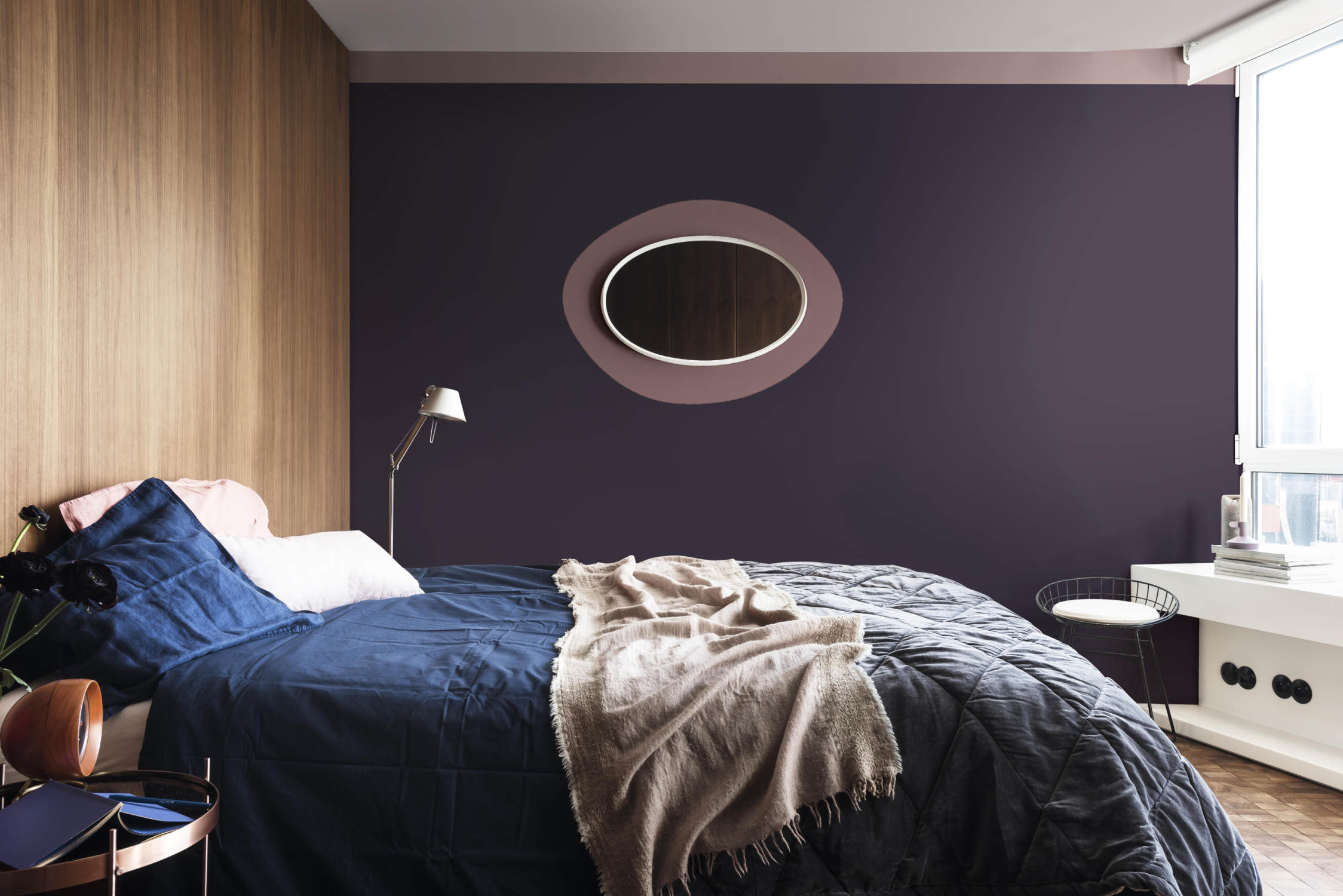 kamar tidur dengan warna cat ungu
